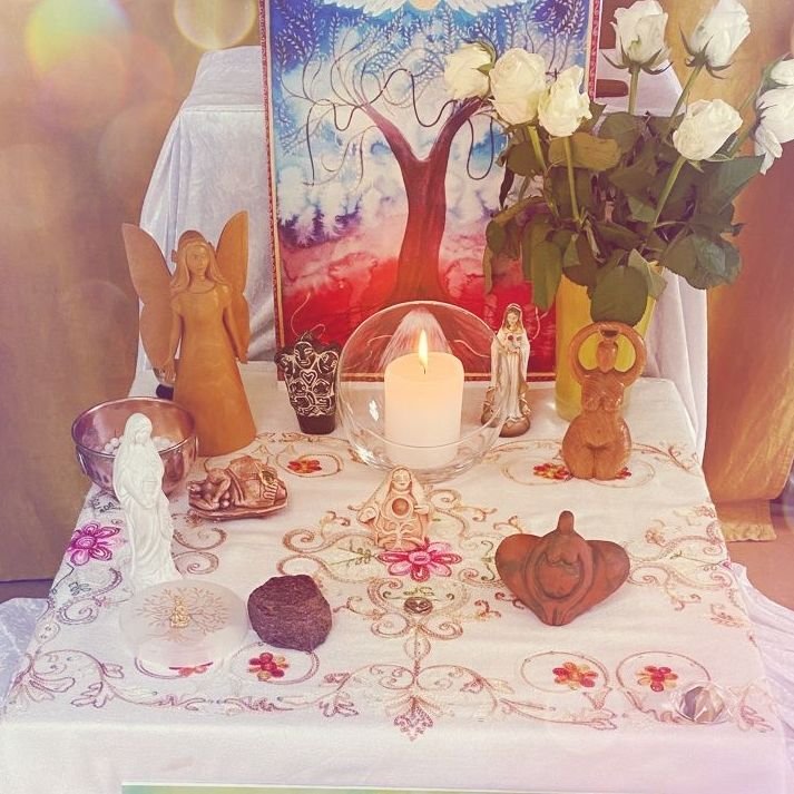 Altar mit Kerze und Baumbild