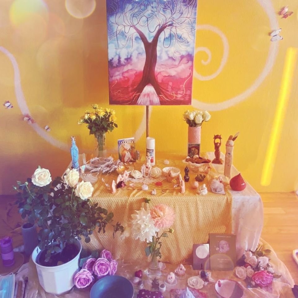 Womb-Blessing-Altar mit Blumen