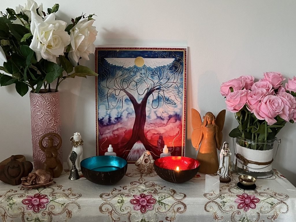 Womb-Blessing-Altar mit Baumbild, Schalen, Kerze und Rosen