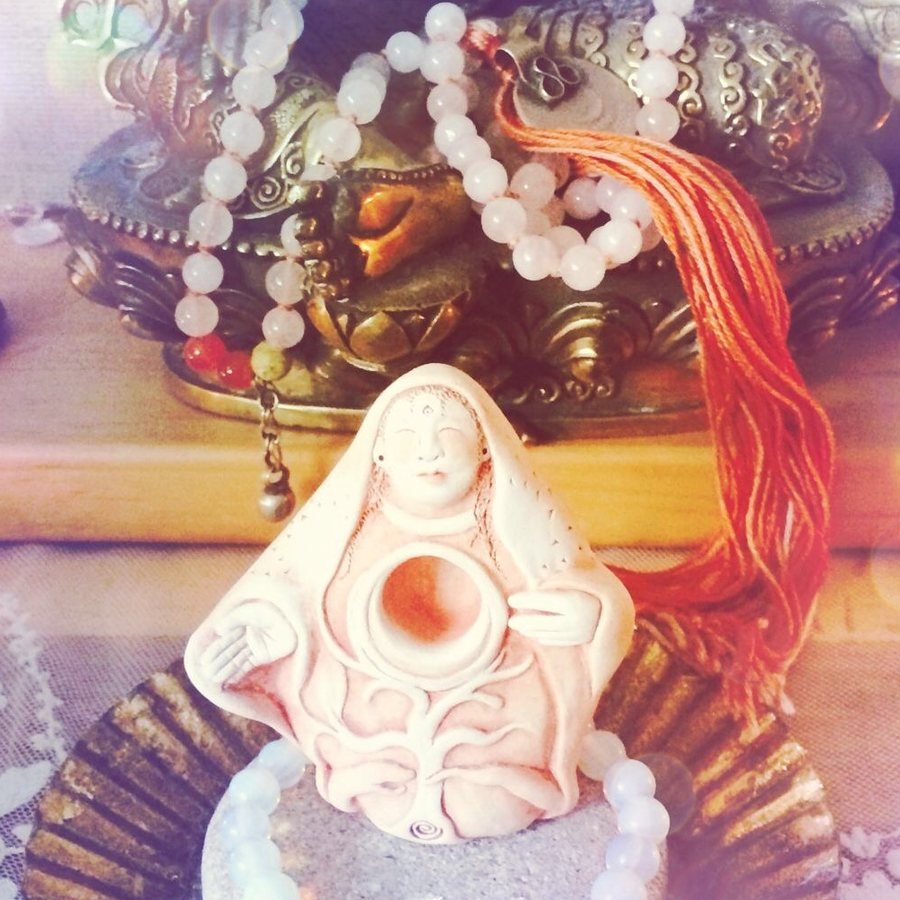 Göttinnen-Figur mit Mala-Kette