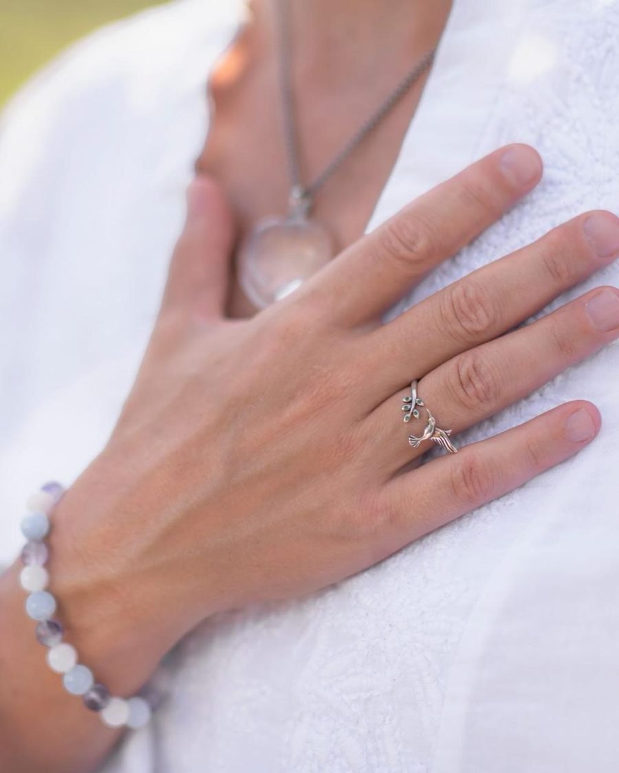 Hand auf dem Herzen mit Mondsteinarmband