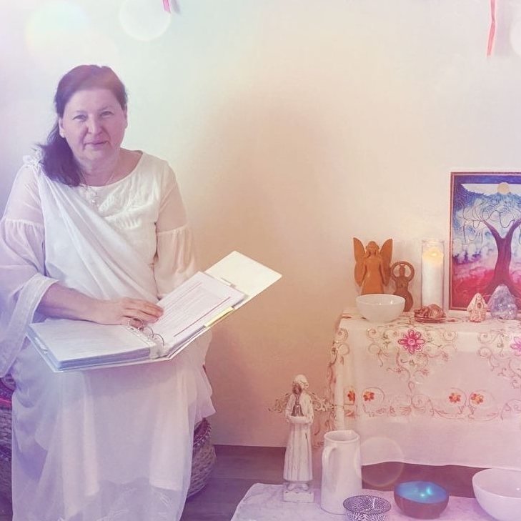 Monika mit dem Kursskript am Altar